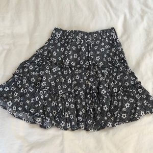 NWT black and white flower mini skirt 🖤